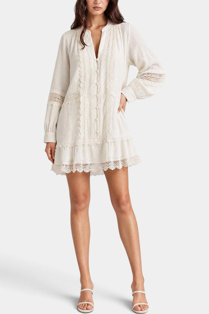 Robe courte Mahaute Muriel en dentelle ajourée avec boutons et manches longues, élégante et féminine.