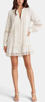 Robe courte Mahaute Muriel en dentelle ajourée avec boutons et manches longues, élégante et féminine.