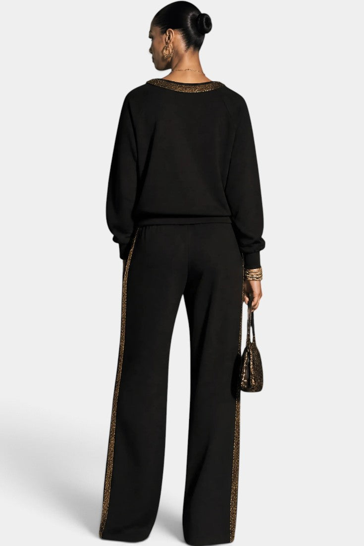 Ensemble Mahaute Valésia avec pantalon large à finitions dorées et col orné, style élégant et sophistiqué, porté sur mannequin.