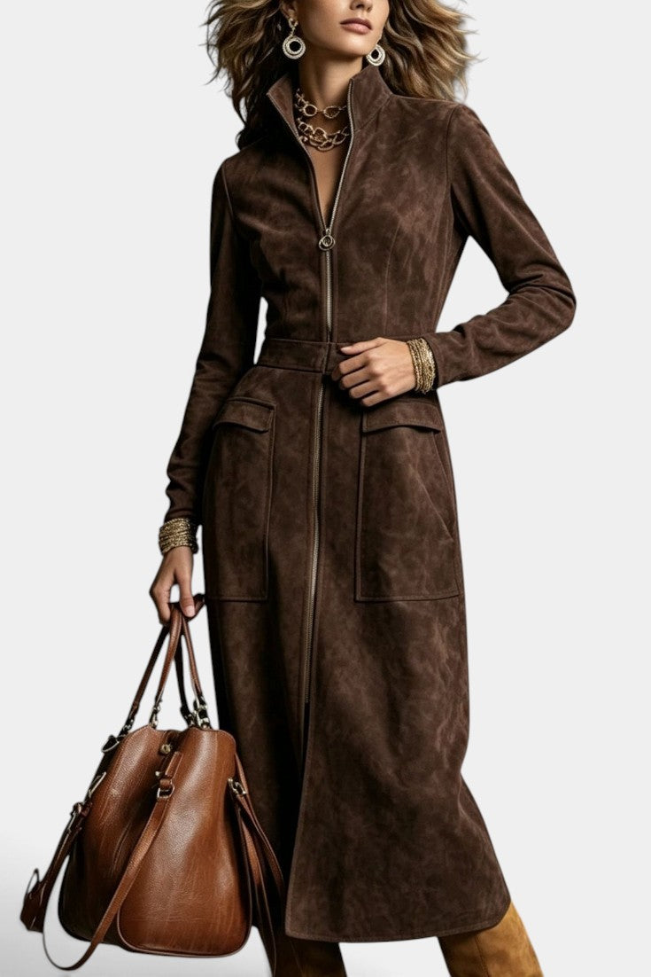 Robe longue effet daim doré Mahaute avec col montant, fermeture éclair et poches plaquées, style élégant et moderne.