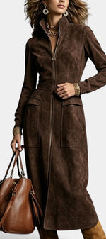 Robe longue effet daim doré Mahaute avec col montant, fermeture éclair et poches plaquées, style élégant et moderne.