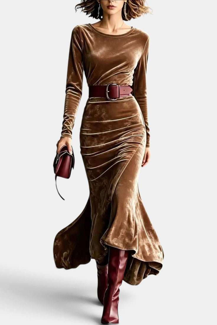 Robe longue en velours Mahaute Célanire avec drapé latéral et ourlet asymétrique, portée avec détails élégants et tissu doux.
