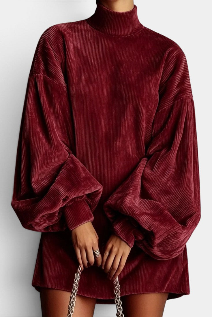 Robe courte en velours côtelé Azalaïs de Mahaute avec col montant et manches ballon, portée sur mannequin.
