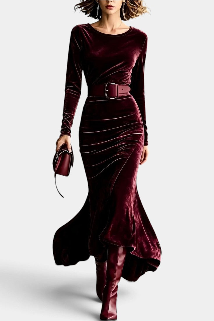 Robe longue en velours mauve avec drapé latéral et ourlet asymétrique, par Mahaute, élégante et sophistiquée.