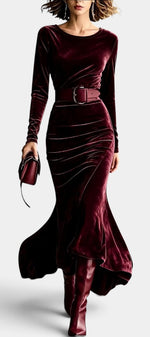 Robe longue en velours mauve avec drapé latéral et ourlet asymétrique, par Mahaute, élégante et sophistiquée.