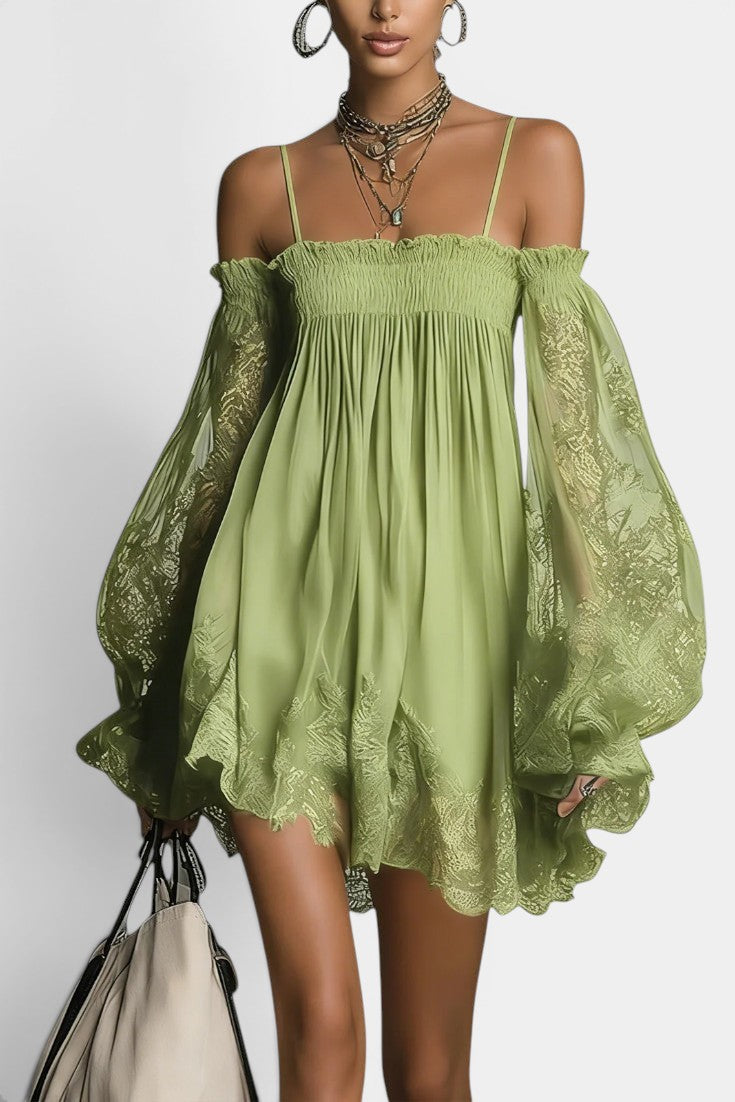 Perrette - Vestido Mini Hombros Descubiertos Corpiño Fruncido y Mangas Obispales de Encaje