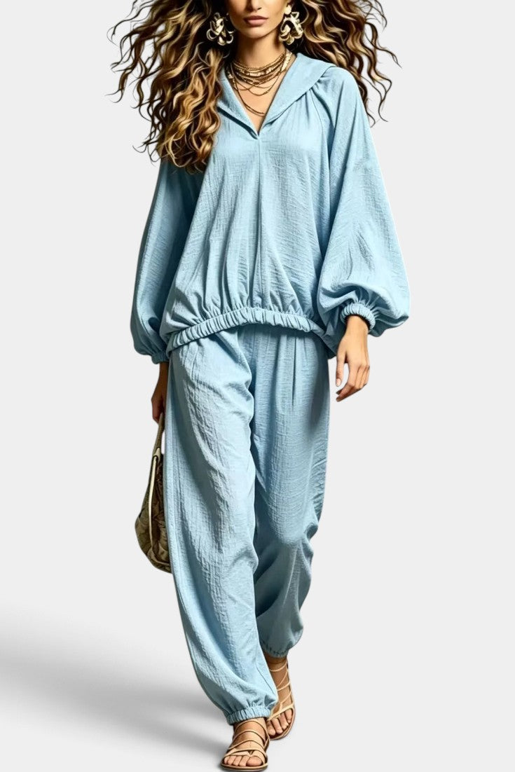 Ensemble fluide Mahaute Orlénie avec pantalon, col V et manches bouffantes, tissu léger et élégant, vue de l'ensemble.