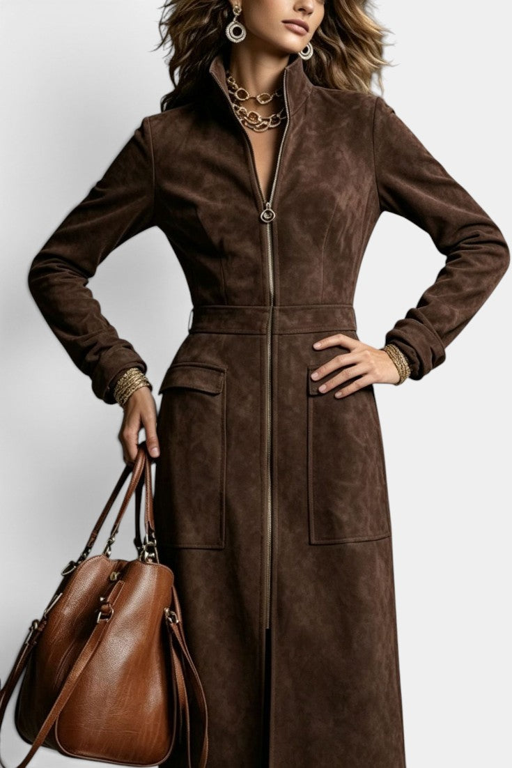 Robe longue effet daim doré Mahaute avec col montant zippé et poches plaquées, détail élégant et tendance.