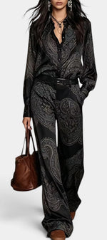 Ensemble satinée Veloria Mahaute avec chemise imprimé cachemire et pantalon large, tissu élégant et confortable.