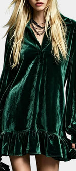 Robe courte en velours Eliandra de Mahaute avec col chemise, manches bouffantes et volant, portée élégante et tendance.