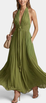 Robe longue Mahaute Séraphia avec col en V, ceinture nœud, dos nu et style halter, en tissu fluide et élégant.