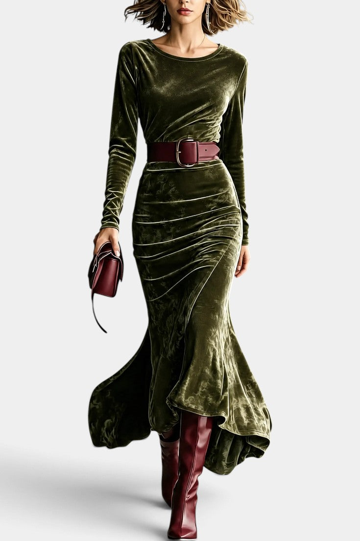 Robe longue en velours Mahaute Célanire avec drapé latéral et ourlet asymétrique, tissu doux et élégant.