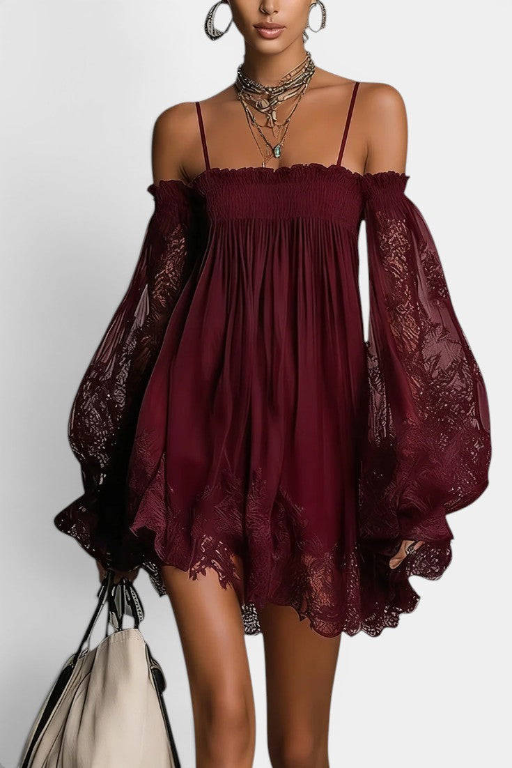 Perrette - Vestido Mini Hombros Descubiertos Corpiño Fruncido y Mangas Obispales de Encaje