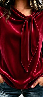 Blouse en velours Mahaute Solévia avec col lavallière et manches longues, finition élégante et tissu doux, portée sur modèle.