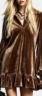 Robe courte en velours Eliandra de Mahaute, col chemise, manches bouffantes et volant, portée avec détails élégants.
