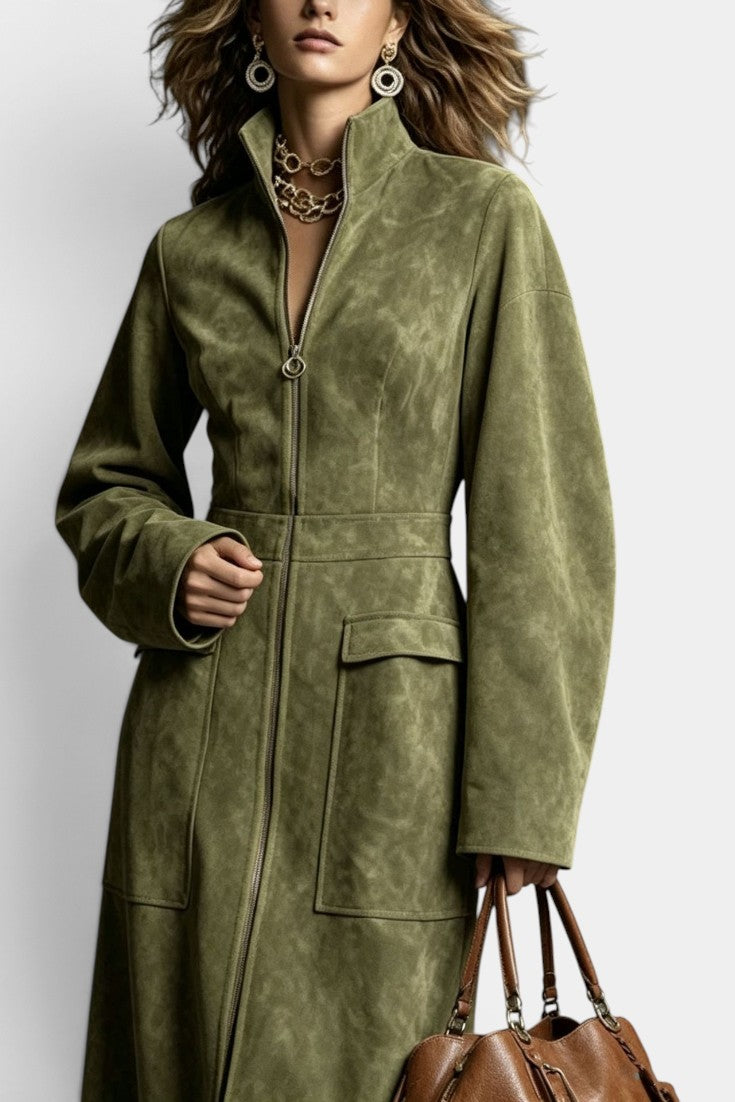 Robe longue effet daim Mahaute, zipée, col montant et poches plaquées, style élégant et moderne, portée en soirée ou en journée.