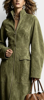 Robe longue effet daim Mahaute, zipée, col montant et poches plaquées, style élégant et moderne, portée en soirée ou en journée.