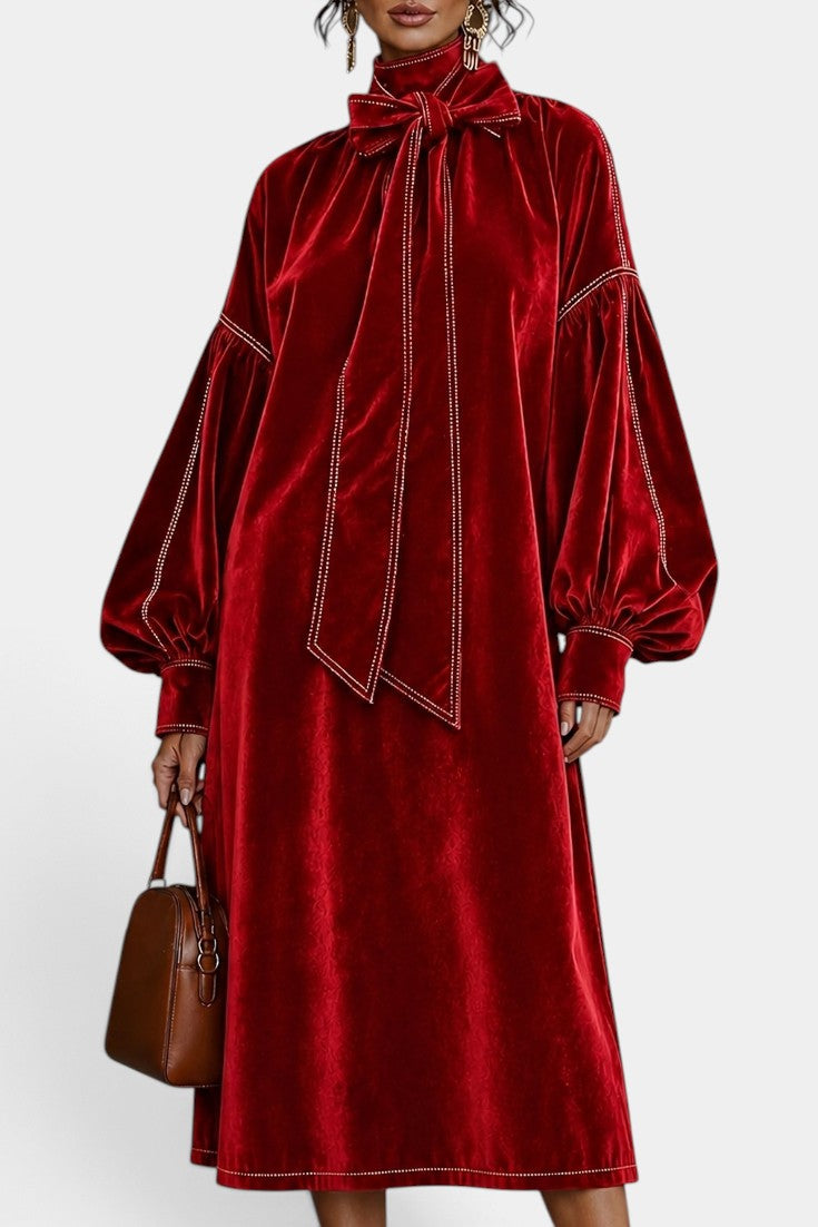 Robe mi-longue en velours Mahaute Théodeline avec col lavallière et manches bouffantes, élégante et confortable.