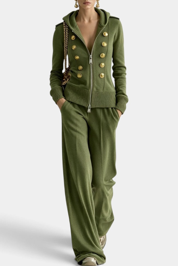 Ensemble Mahaute Cassiane avec veste à capuche zippée, boutons dorés et pantalon large, porté en scène mode élégante.