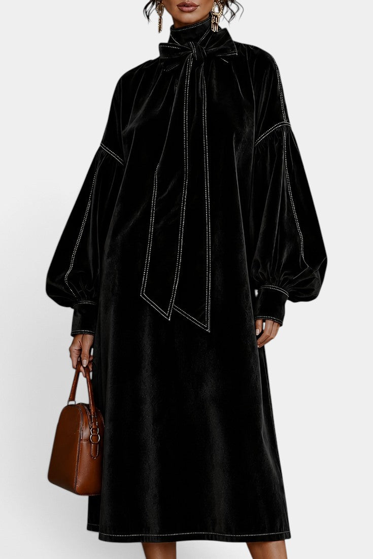 Robe mi-longue en velours Mahaute Théodeline avec col lavallière et manches bouffantes, vue de face sur mannequin.