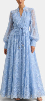 Robe longue plissée Mahaute Mélusine avec taille nouée et manches 3/4, tissu fluide et élégant, portée décontractée ou habillée