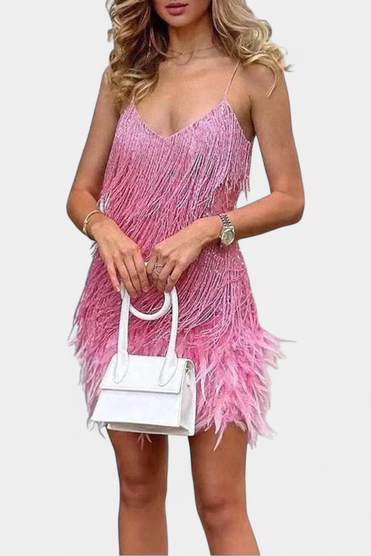 Sheril Robe Mini à Détails en Plumes et Silhouette Glamour