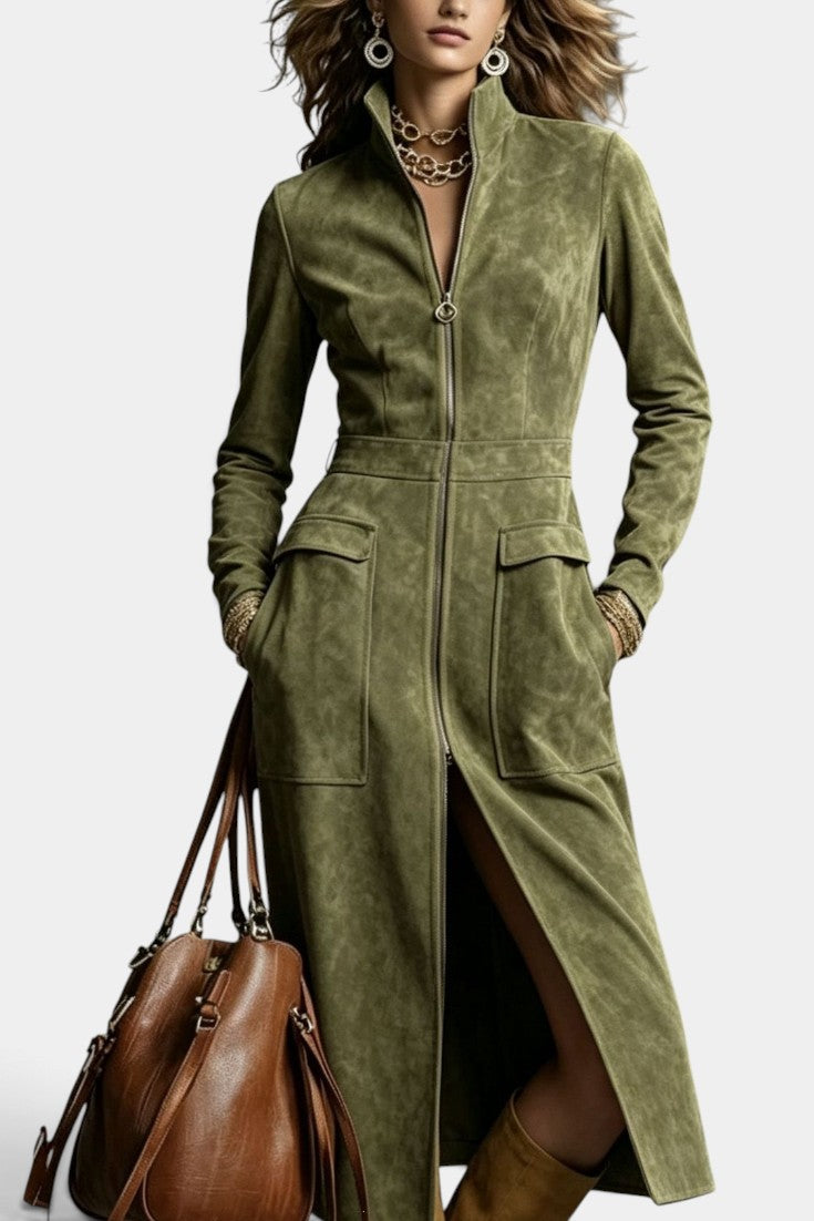 Robe longue effet daim Mahaute avec col montant, fermeture zippée et poches plaquées, style élégant et tendance.