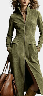 Robe longue effet daim Mahaute avec col montant, fermeture zippée et poches plaquées, style élégant et tendance.