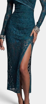 Robe longue en dentelle à épaules dénudées et fente haute, robe mi-longue de la marque Mahaute, détails en dentelle élégante.