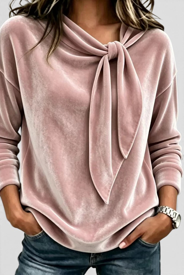Blouse en velours Mahaute Solévia avec col lavallière et manches longues, tissu doux et élégant.