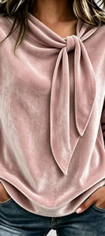 Blouse en velours Mahaute Solévia avec col lavallière et manches longues, tissu doux et élégant.