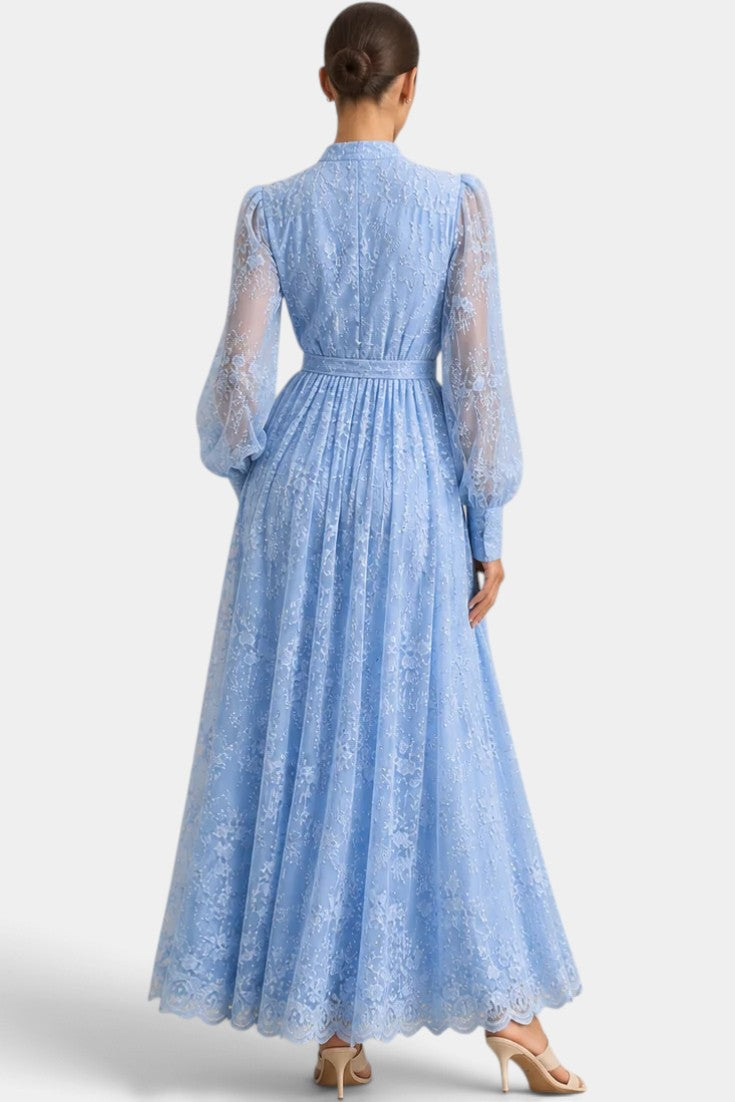 Robe longue plissée Mahaute Mélusine avec taille nouée et manches 3/4, tissu fluide et élégant, portée en extérieur.