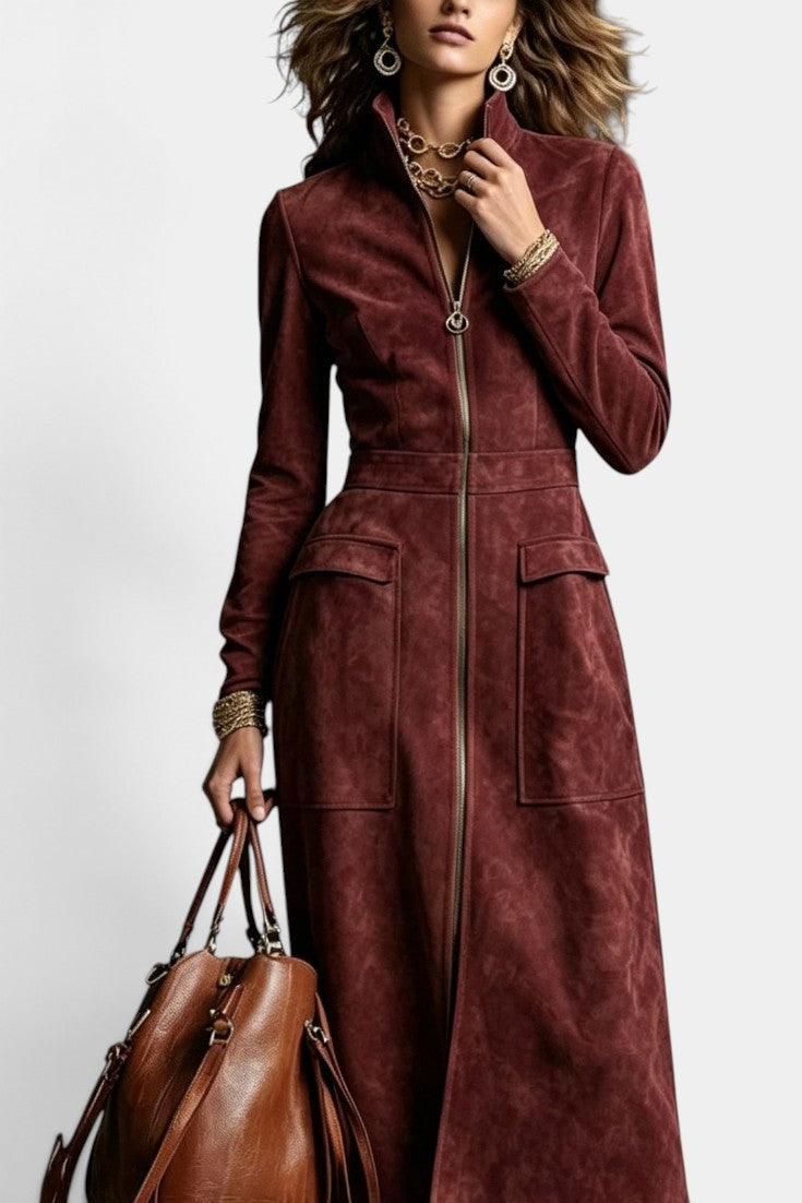 Robe longue en daim noir Mahaute, effet doux, col montant zippé, poches plaquées, style élégant et moderne.