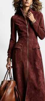 Robe longue en daim noir Mahaute, effet doux, col montant zippé, poches plaquées, style élégant et moderne.