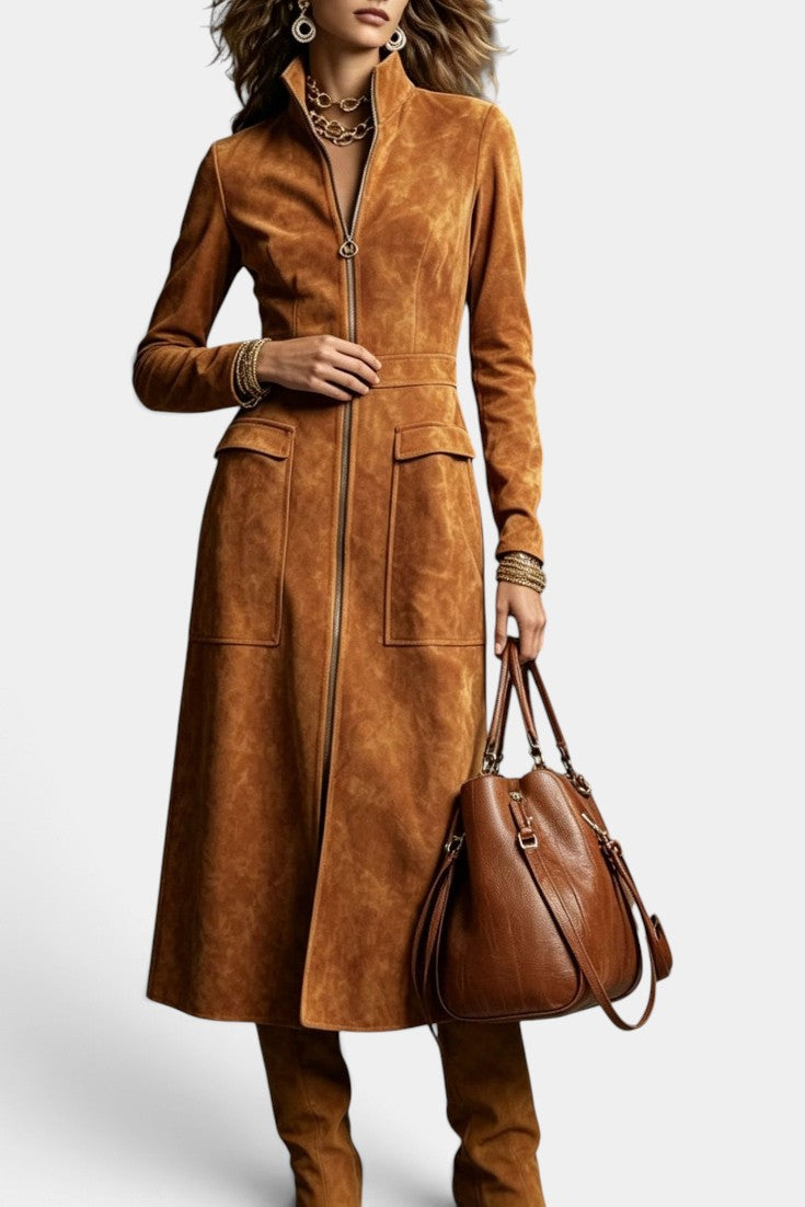 Robe longue effet daim doré Mahaute avec col montant, fermeture zippée et poches plaquées, style élégant et moderne.