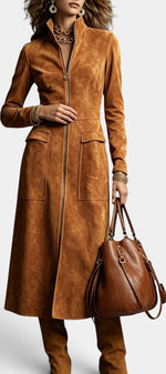 Robe longue effet daim doré Mahaute avec col montant, fermeture zippée et poches plaquées, style élégant et moderne.