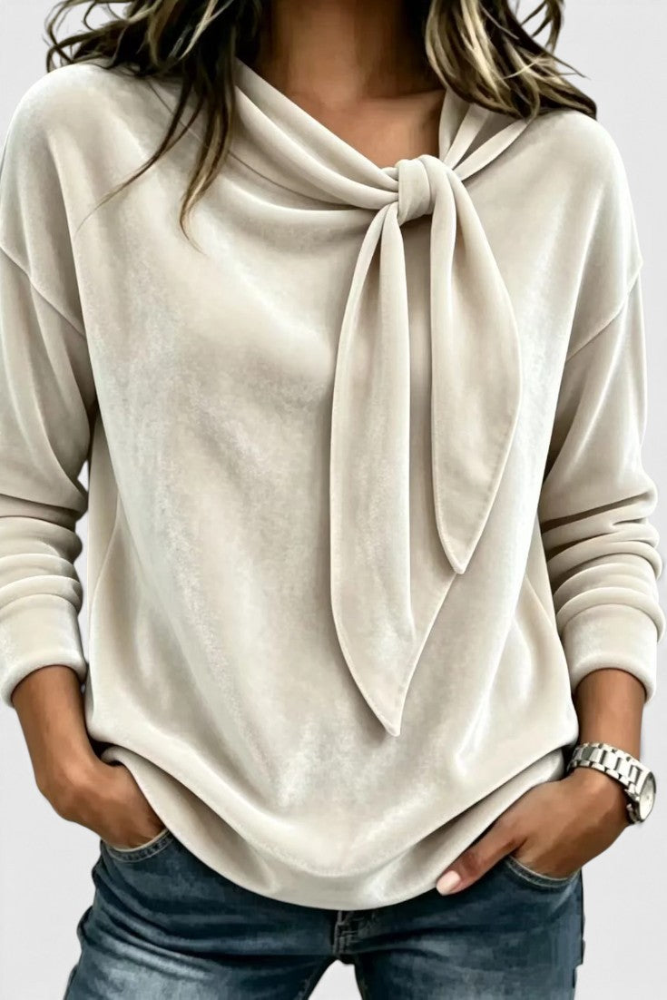 Blouse en velours Mahaute Solévia avec col lavallière et manches longues, couleur élégante, détail mode sophistiqué.