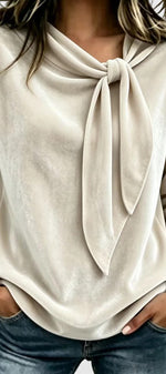 Blouse en velours Mahaute Solévia avec col lavallière et manches longues, couleur élégante, détail mode sophistiqué.