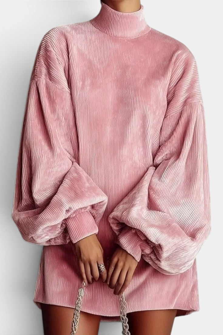 Robe courte en velours côtelé Azalaïs de Mahaute avec col montant et manches ballon, portée élégante et tendance.