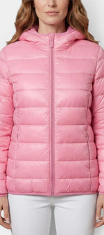 Doudoune légère imperméable avec capuche et fermeture zippée par Mahaute, idéale pour la pluie et le froid.
