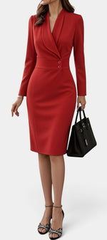 Robe mi-longue rouge Mahaute Aafke avec blazer, col croisé et ceinture à la taille, élégante et moderne.