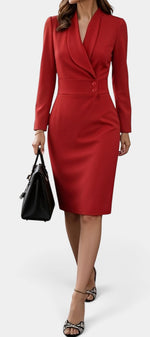 Robe mi-longue rouge Mahaute Aafke avec blazer croisé, col revers et ceinture à la taille, style élégant et moderne.