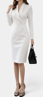 Robe mi-longue blanche Mahaute Aafke avec blazer, col croisé et taille ceinturée, élégance moderne et style sophistiqué.