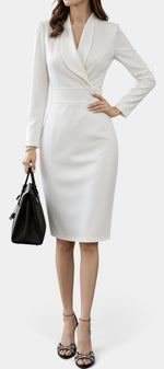 Robe mi-longue blanche Mahaute Aafke avec blazer, col croisé et taille ceinturée, élégante et moderne.