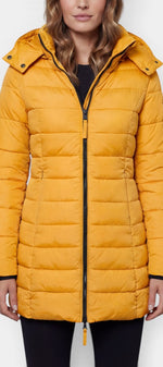 Doudoune mi-longue matelassée jaune moutarde Mahaute Ailsa avec capuche et fermeture zippée, prise en gros plan.