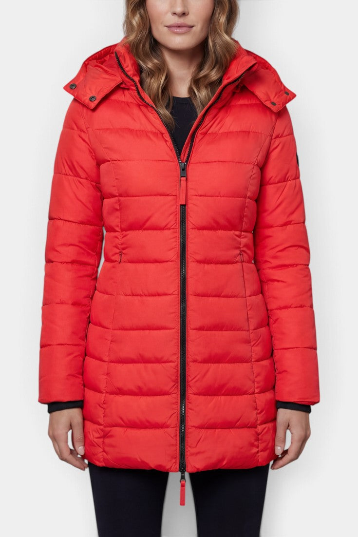 Doudoune matelassée à capuche Ailsa de Mahaute, robe rouge, fermeture zippée, conçue pour le froid.