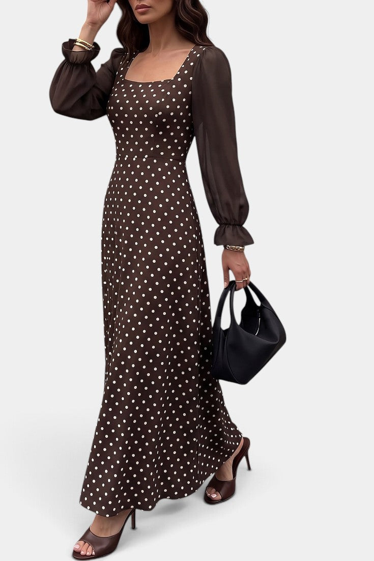Robe longue à pois marron Mahaute avec encolure carrée et manches bouffantes, vue de face.