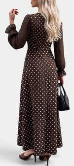 Robe longue à pois de la marque Mahaute, avec encolure carrée et manches bouffantes, portée sur un mannequin.