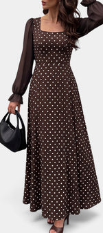 Robe longue Mahaute à pois marron avec encolure carrée et manches bouffantes, élégante et fluide.