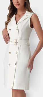 Robe mi-longue sans manches Mahaute Aldegonde en crème avec ceinture, style blazer élégant et moderne.